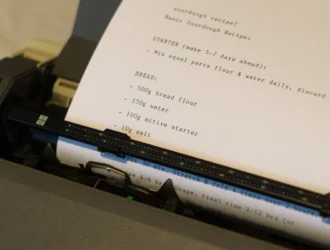 Общаться с искусственным интеллектом без экранов можно... с помощью пишущей машинки. Вот как этого добился этот инженер