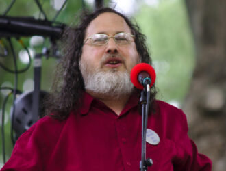 Ричард Столлман критикует ИИ, DRM, подключенные автомобили и отслеживание мобильных устройств