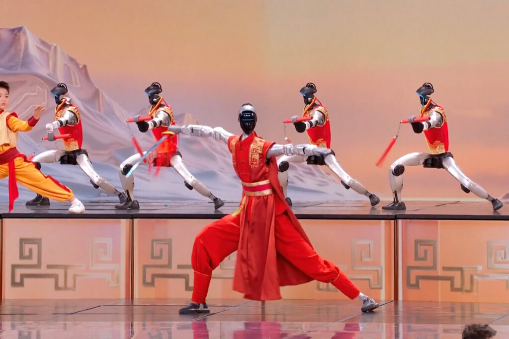 Китай привел роботов-гуманоидов на крупнейшее в стране телешоу: заставил их заниматься кунг-фу с точностью до миллиметра